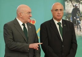 El alcalde, Jesús Julio Carnero, y el subdelegado, Jacinto Canales, en una imagen de archivo.