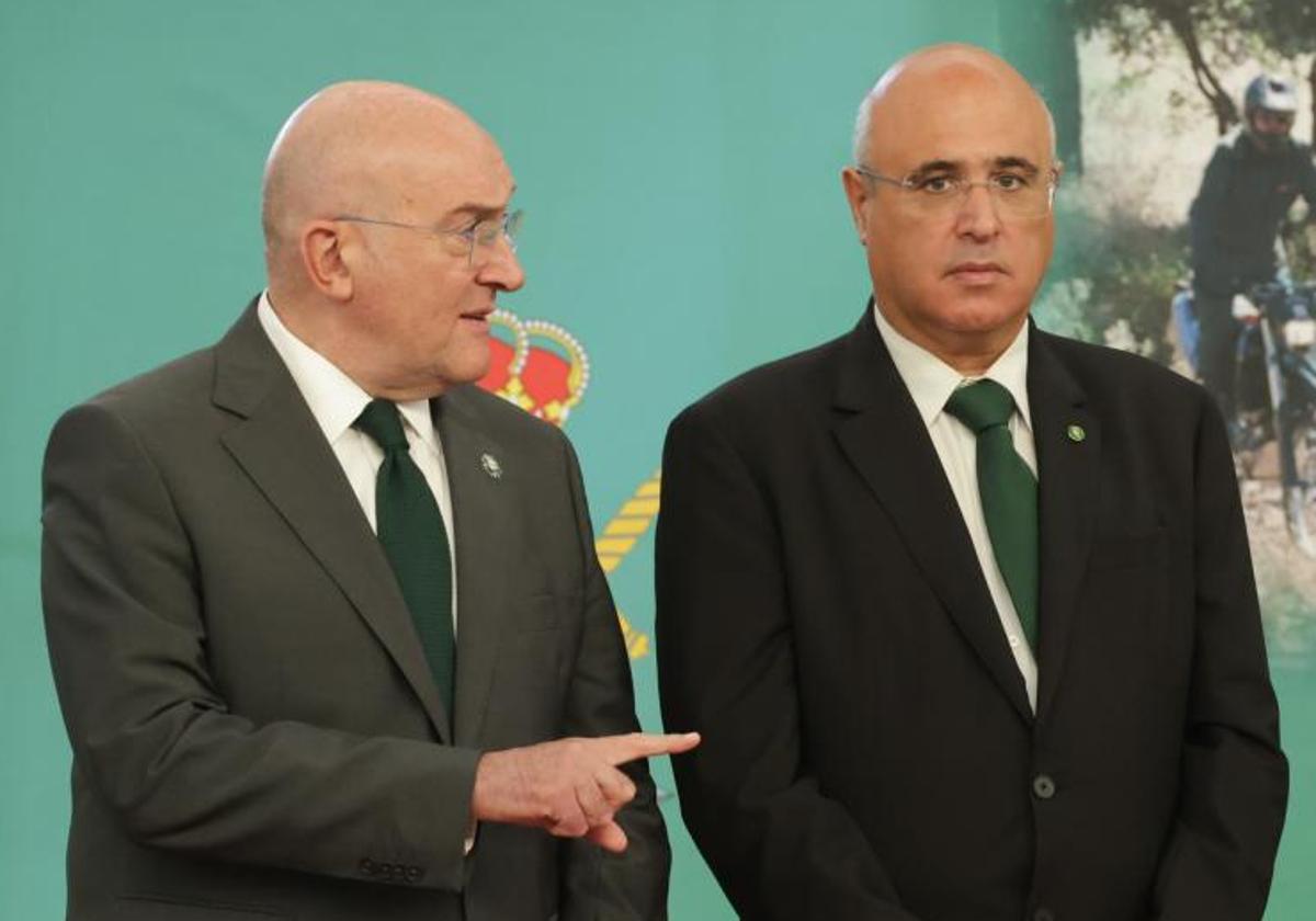 El alcalde, Jesús Julio Carnero, y el subdelegado, Jacinto Canales, en una imagen de archivo.