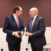 El consejero de Medio Ambiente, Juan Carlos Suárez-Quiñones (izquierda), conversa con el alcalde, Jesús Julio Carnero, tras una reunión de la Sociedad Valladolid Alta Velocidad en diciembre.