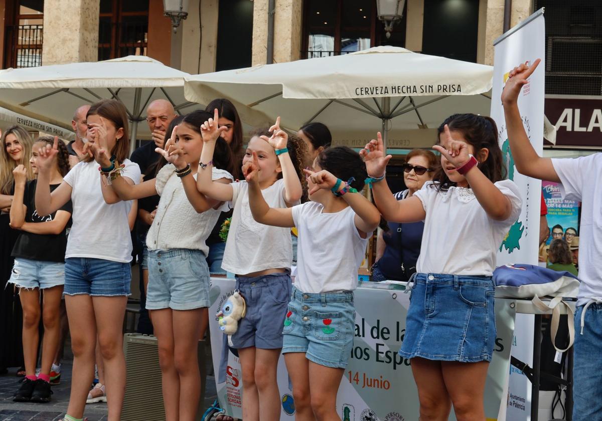 Los niños cantan en lengua de signos, este viernes en la Calle Mayor.