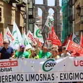 Cabeza de la manifestación, a su paso por la calle Cervantes.