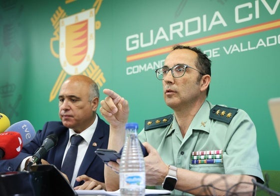 El comandante jefe de la Guardia Civil en Valladolid, Andrés Manuel Velarde, junto al subdelegado del Gobierno en Valladolid, Jacinto Canales.