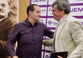 Pepe Catalina se despide del presidente del CBC Valladolid, Lorenzo Alonso.