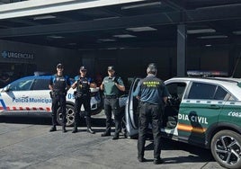 Agentes de la Policía Municipal y de la Guardia Civil, este viernes por la mañana frente a las Urgencias del Hospital Clínico de Valladolid.