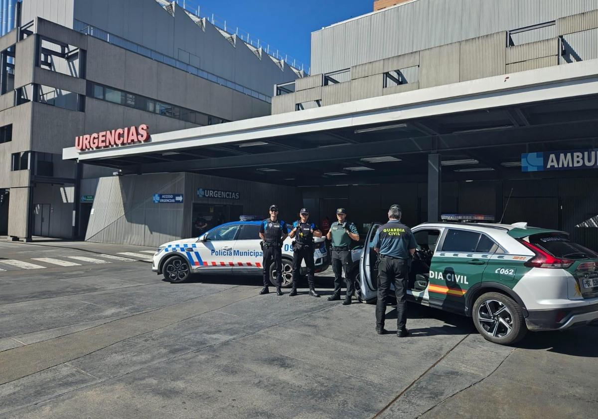 Agentes de la Policía Municipal y de la Guardia Civil, este viernes por la mañana frente a las Urgencias del Hospital Clínico de Valladolid.