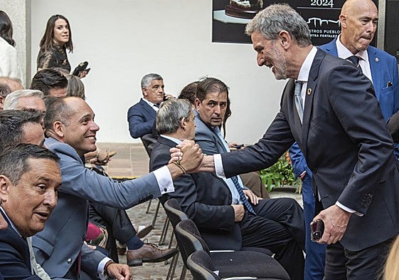 José Luis Vázquez (d) saluda al actual alcalde del Real Sitio este jueves en los Premios Diputación de Segovia.