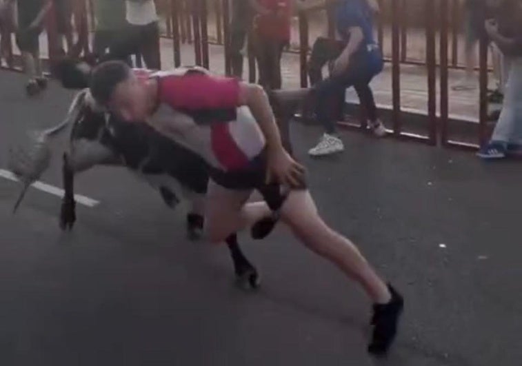 Momento en el que el astado alcanza al toro