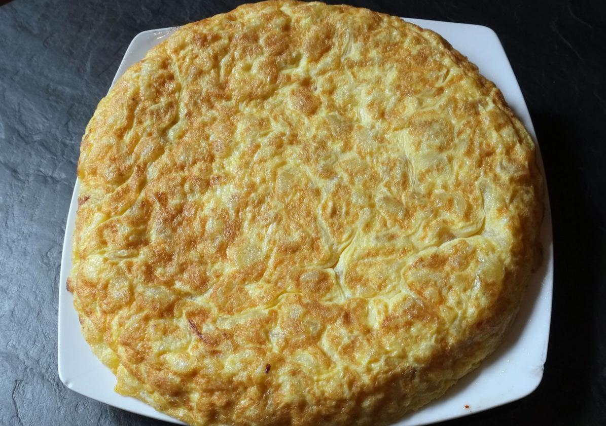 Imagen principal - Pincho de tortilla del bar Postal, 'Pucela Roll' de Trasto y 'Corchifrito' de Suite 22.
