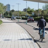 Un ciclista pedalea por la avenida de Salamanca.
