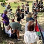 Participantes en el marcha convocada por Educación con Palestina, en un descanso de la jornada.
