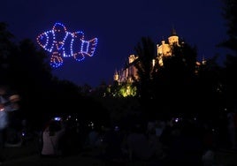 Diferentes momentos del espectáculo de drones frente al Alcázar