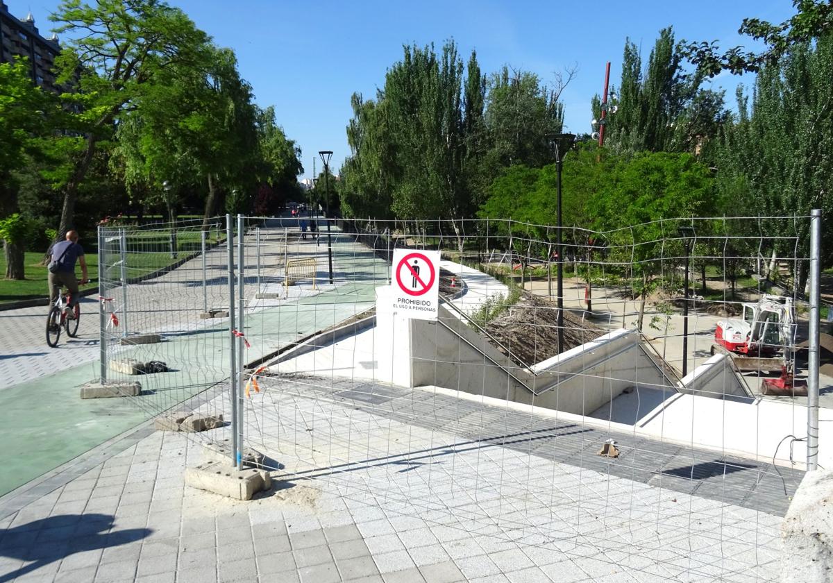 Escalinata, rampa y carril bici del lado del Puente Mayor.