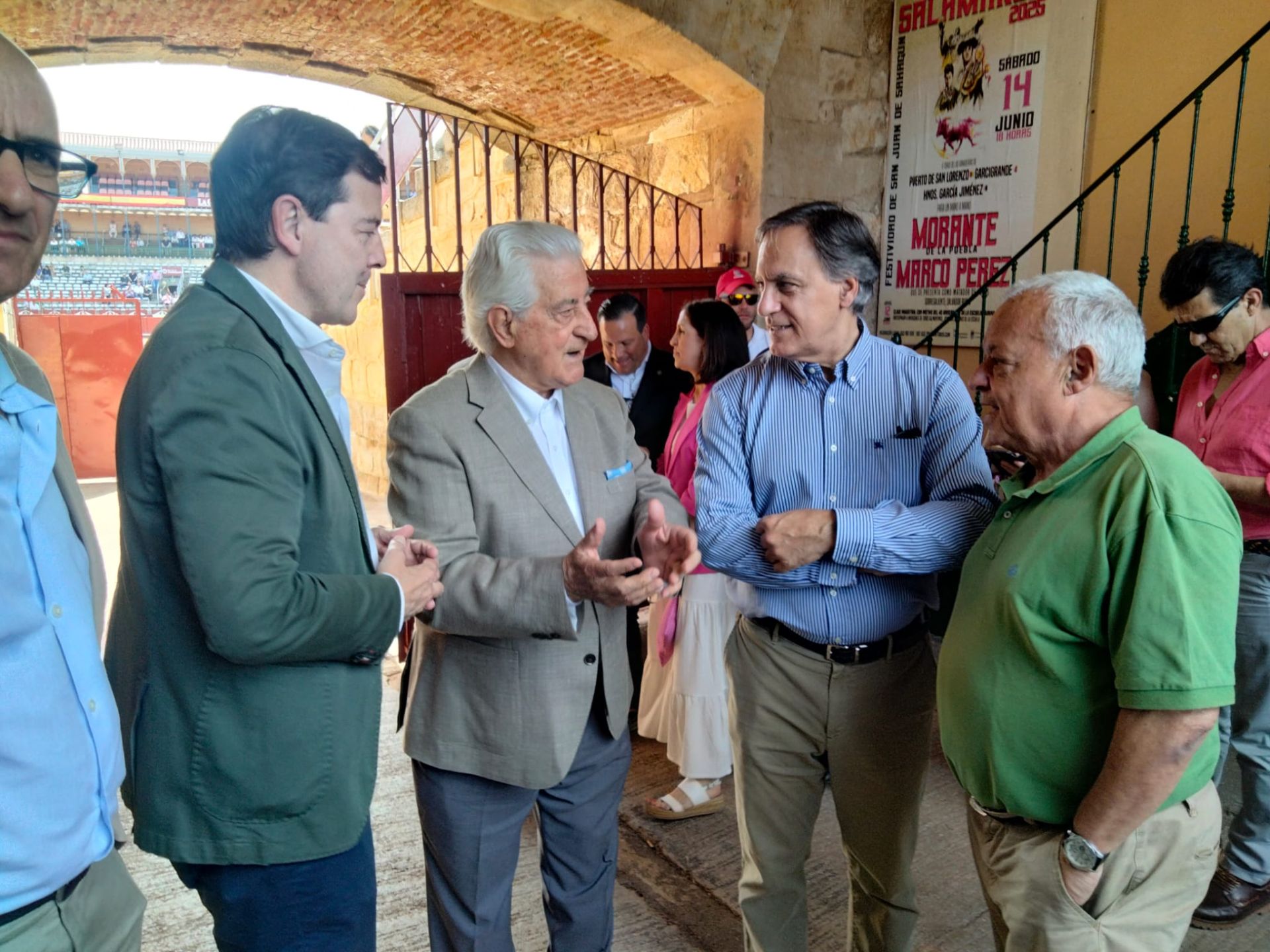 Imagen secundaria 1 - Los diestros, en el paseíllo. Mañueco charla con El Viti y Santonja antes de la corrida. Un lance de capote de Marcos Pérez.