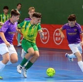 Un jugador del Sporting Nava trata de marcharse entre dos rivales.
