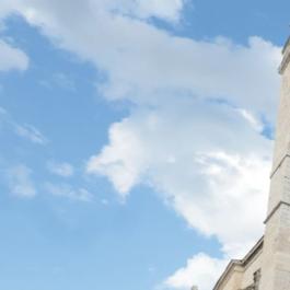 Las nubes detrás de la iglesia