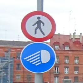 La señal de prohibido para el peatón