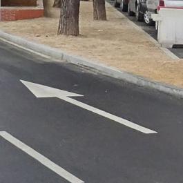 Las flechas pintadas en el suelo