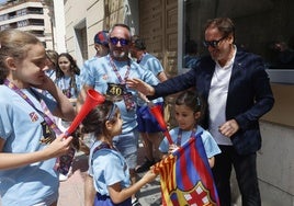 Aficionados barcelonistas saludan al exjugador Juan Carlos, en la entrada del Teatro Principal.