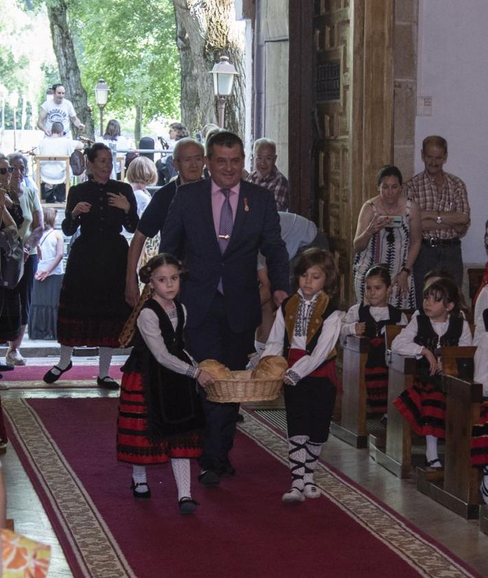 Imagen secundaria 2 - Varios momentos de la ofrenda de frutos a la Virgen de la Fuencisla.