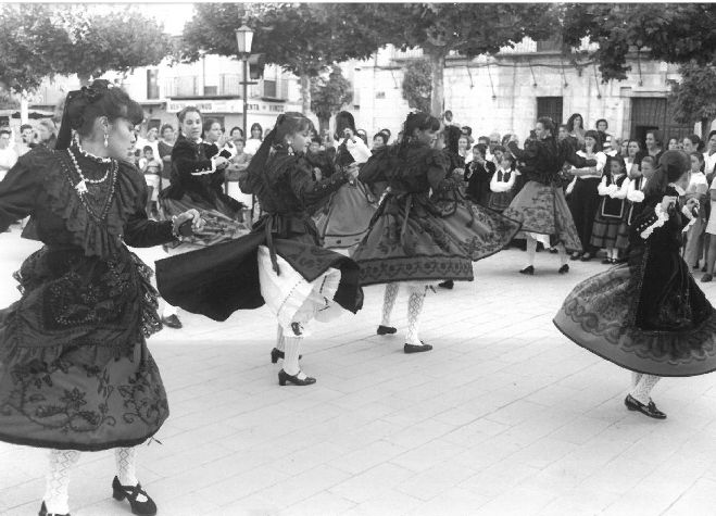 Actuación de jotas en las fiestas de la localidad.