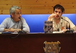 Miguel García y Eduardo Gutiérrez durante la presentación de Contra la cultura