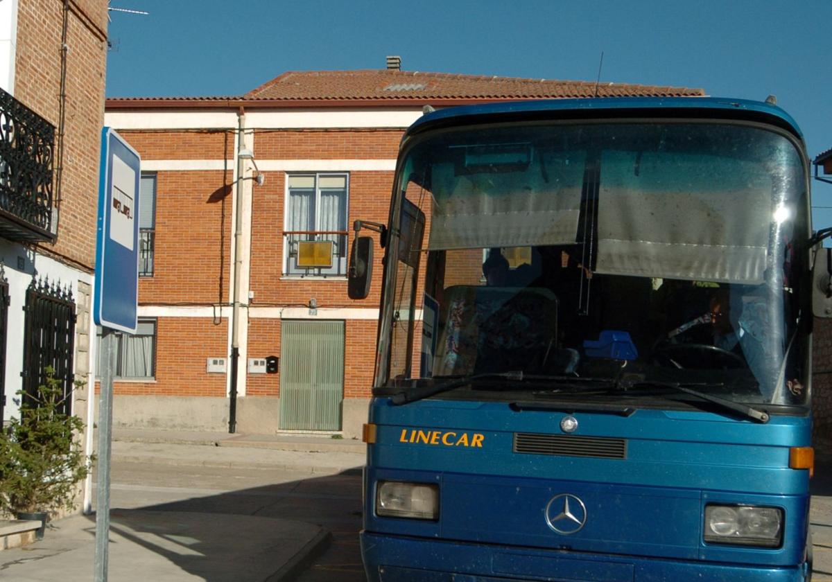 Imagen de archivo de un autobús en una calle de Villanubla.