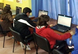 Usuarios de la Casa Joven, donde se celebrará la olimpiada.