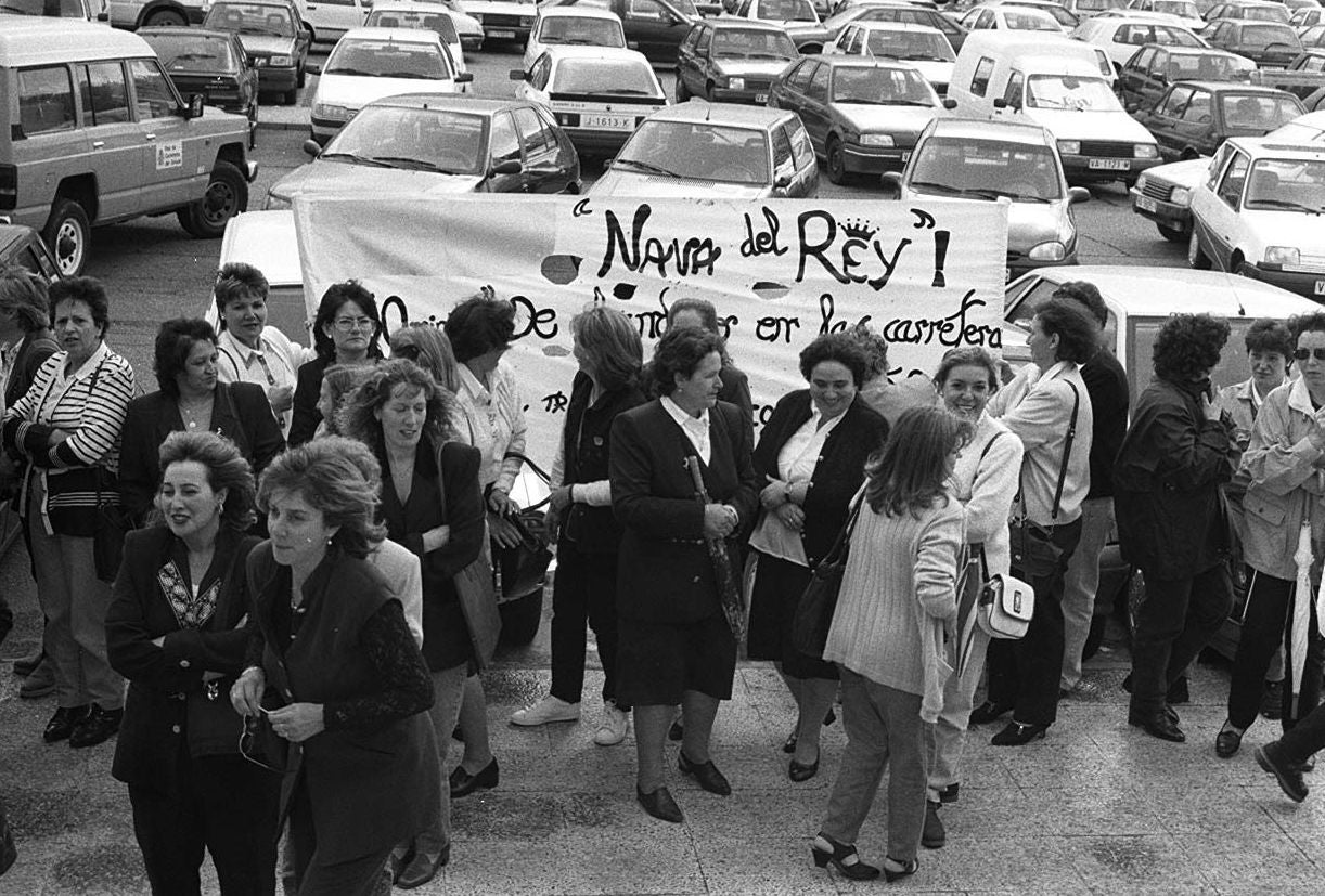 Un grupo de vecinas de Nava protesta por la falta de transporte escolar. 7 de octubre de 1997.