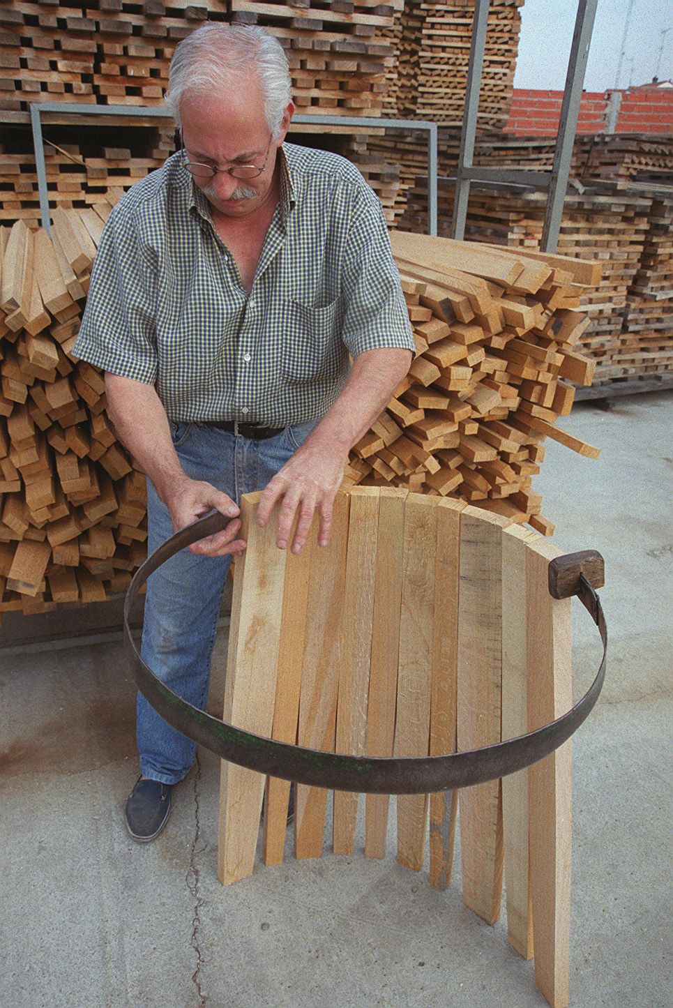 Uno de los trabajadores de la tonelería Burgos fabrica un barril en Nava del Rey. 28 de agosto de 2001.