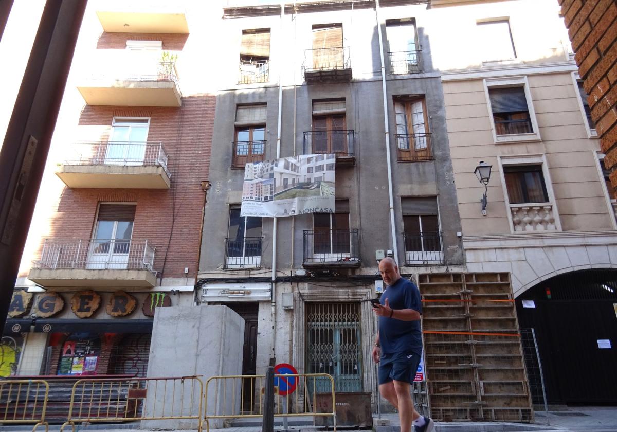 Edificio del número 3 de la calle San Ignacio, cuyo interior se demolerá para construir nuevas viviendas.
