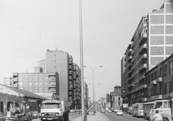 Imagen antigua de la calle Arco de Ladrillo, donde se hospedaba el joven sospechoso.