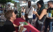 El actor y escritor Pablo Rivero firma ejemplares de 'El rebaño' en Tudela de Duero.