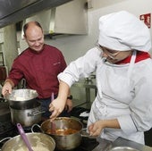 Preparación de la comida en las cocinas del instituto, que es parte de la formación que se imparte.