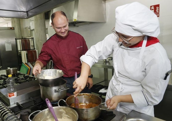 Preparación de la comida en las cocinas del instituto, que es parte de la formación que se imparte.