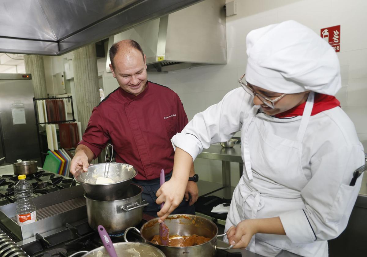 Preparación de la comida en las cocinas del instituto, que es parte de la formación que se imparte.