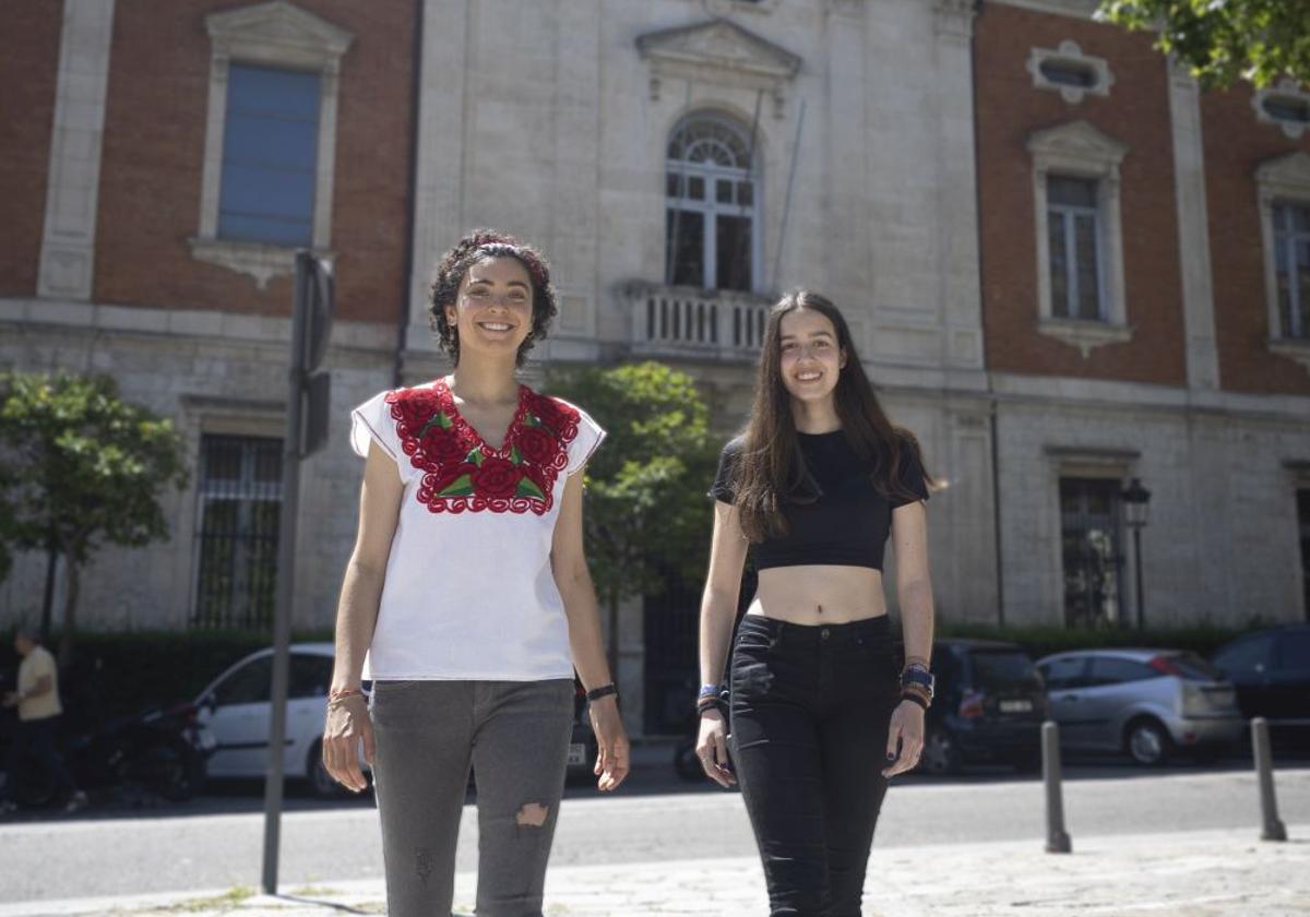 Paloma Tejero y Gracia Gutiérrez frente al colegio San José, en el que ambas se han formado