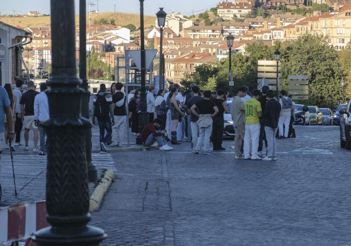 Alumnos de IE University esperan en la parada de taxis junto al Acueducto.
