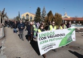 Los vecinos de las urbanizaciones se manifestaron en 2024 para pedir la construcción de la acera y del carril bici que los conectara con Valladolid.