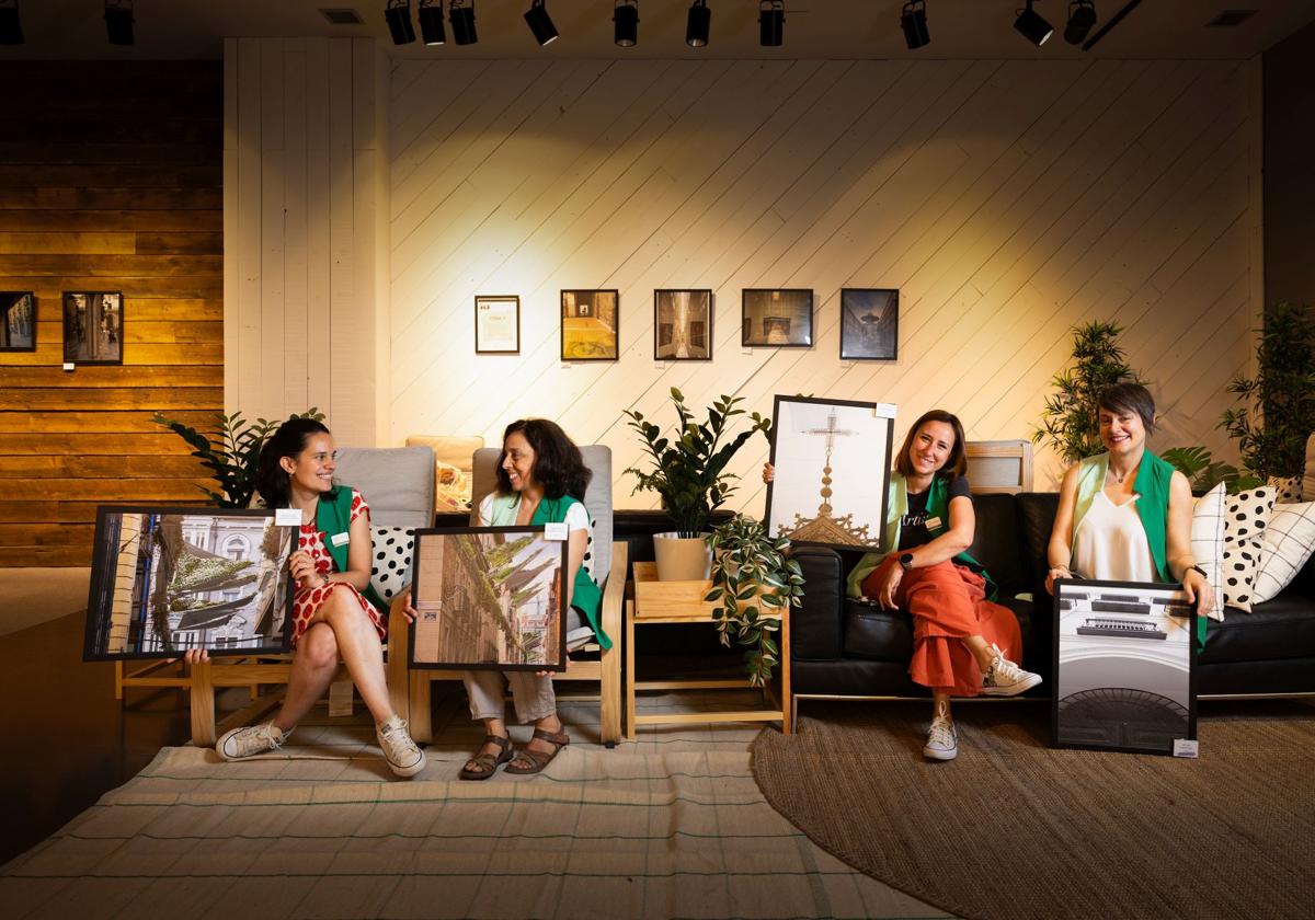 Águeda Sastre, Pilar Bermejo, Sara Pérez y Judith Ramajo, integrantrs de la asociación Territorio Expérides, con varias de las fotos de la muestra que, a benficio de la AECC, puede visitarse este mes de junio en la sala de exposiciones de Río Shopping.