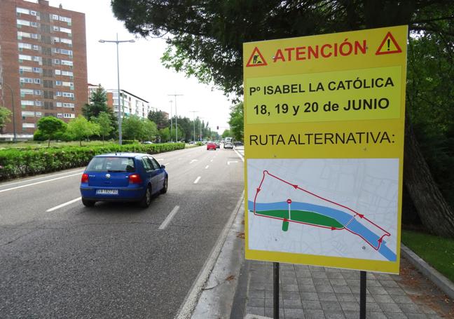 La señalización colocada en la avenida de Salamanca que anuncia el corte del paseo de Isabel la Católica y la ruta alternativa.