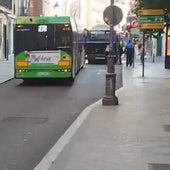 Autobuses atascados en la Bajada de la Libertad, este lunes por la mañana.
