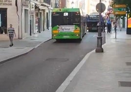 Autobuses atascados en la Bajada de la Libertad, este lunes por la mañana.
