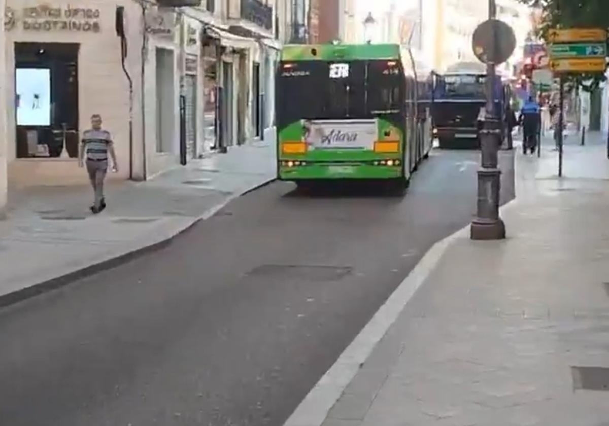 Autobuses atascados en la Bajada de la Libertad, este lunes por la mañana.