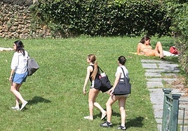 Un grupo de jóvenes busca refugio del calor en la ribera del Eresma de Segovia.