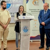 La presidenta del Consejo de la Juventud, Sandra Ámez, flanqueada por Francisco Javier Muñoz (i) y Enrique Cabero en la sede del CES en Valladolid este lunes.