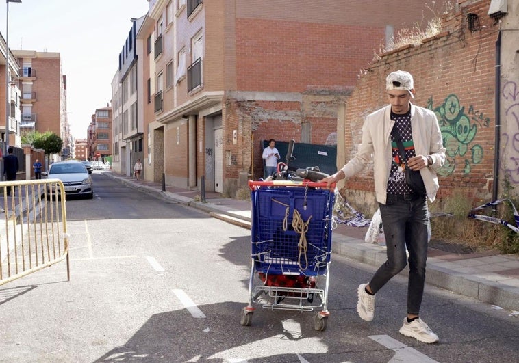 Uno de los okupas retira este lunes varios enseres en un carro tras el inicio de las obras.