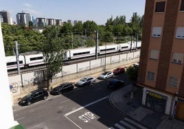 La calle Hípica, en su cruce con la Avenida de Irún, junto a la vía de tren.