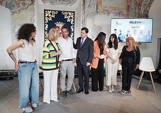 Mañueco, con representantes de varias entidades en la presentación de RelevaCyL.
