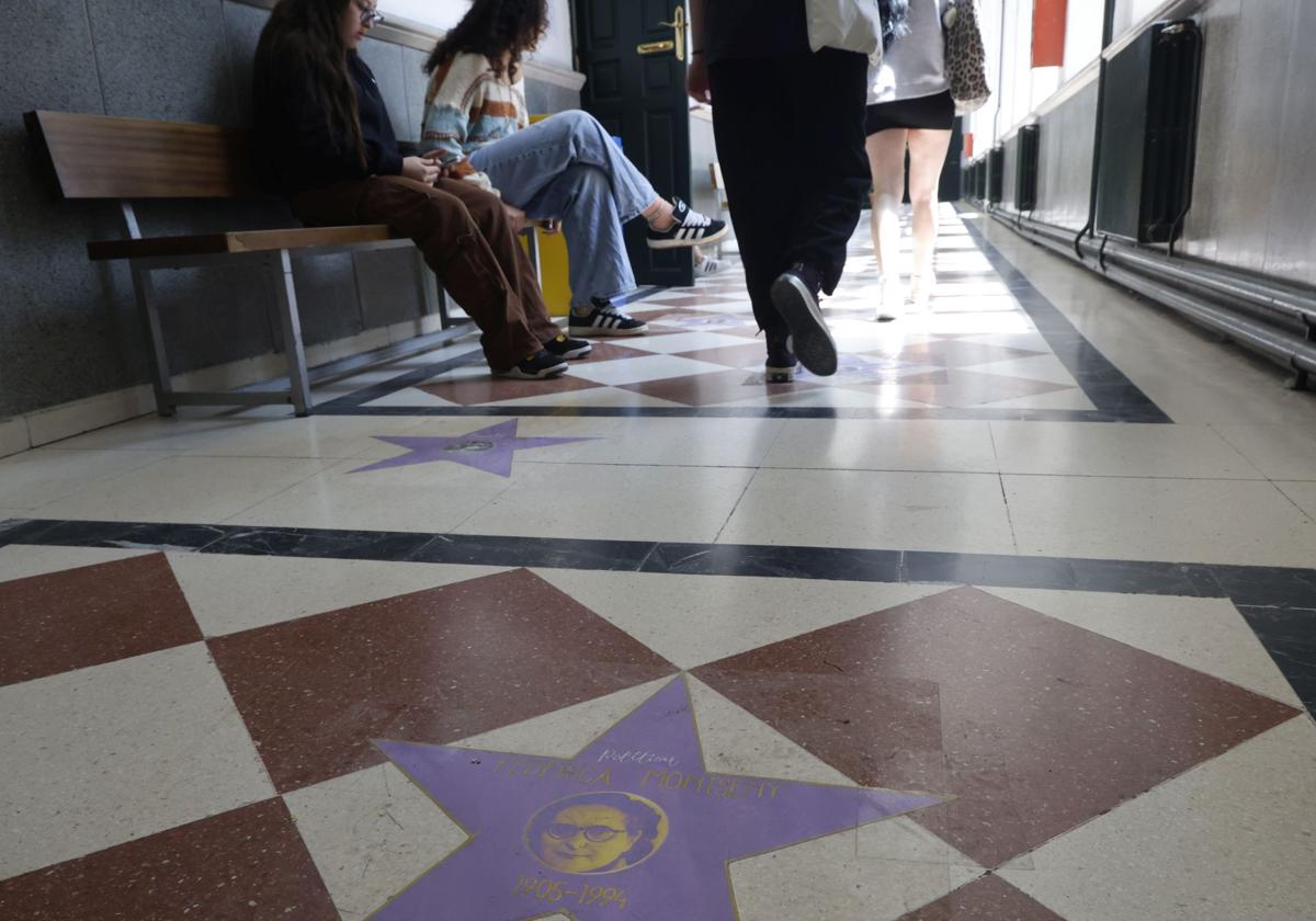 Estrellas decoran los pasillos de la planta baja del Instituto Jorge Manrique.