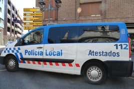 Intenta agredir a unos agentes tras estacionar en un vado en Palencia